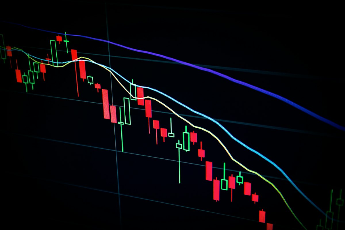 Falling stock chart — fake trading app scam recovery India